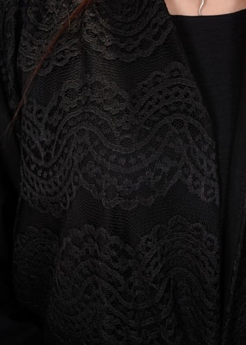 عباءة "كريب إنترنت" سوداء بتفاصيل الدانتيل الفاخر...