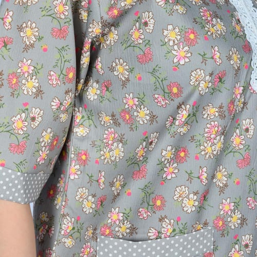 زي العاملات تصميم مريح بزهور