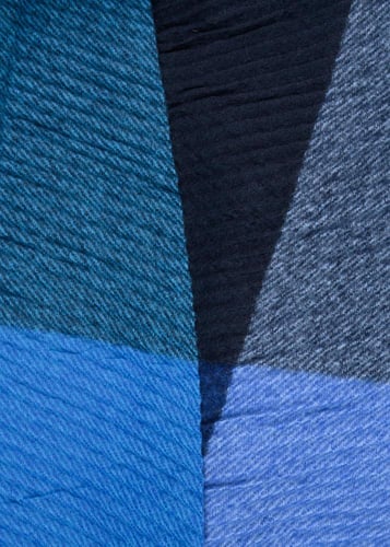 شال نسائي بتدرجات اللون الأزرق