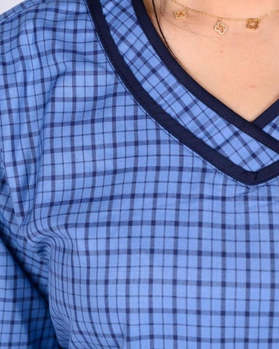 طقم عاملة منزلية بنمط كاروهات