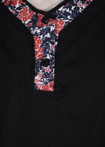 طقم يونيفروم مكون من قميص بأطراف مشجرة وبنطلون مشج...