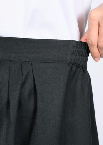 تنورة مدرسية زيتي مصممة خصيصا للمرحلة المتوسطة