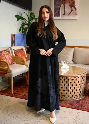 عباية كتان ملكي بنقوش الزهور الهندسية مع طرحه