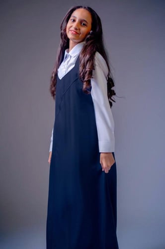 طقم مريول ثانوي كحلي مخطط بقجيب وربطة خلفية مع قمي...