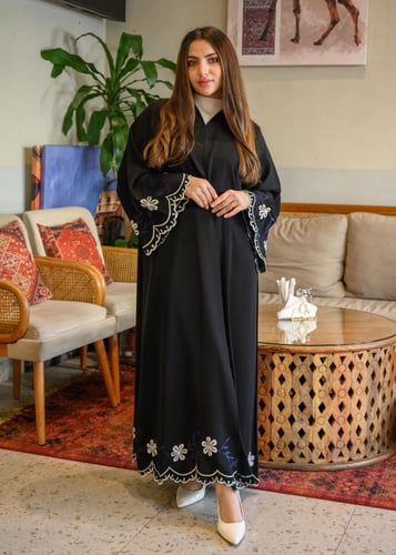 عباية توليب سوداء من قماش إنترنت الفاخر بتطريز زهو...