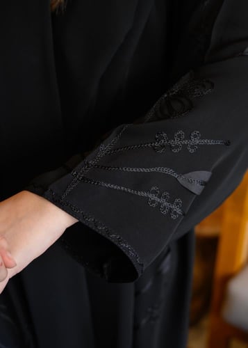 عباية سوداء كلاسيك بتطريز حرير وساتان مع طرحة