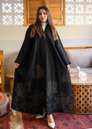 عباية جوري كتان سوداء بتطريز زهور سفلي وأكمام بفتح...