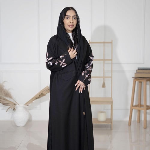 عباية بليزر أسود كتان بكسرات خلفية وبأكمام مطرزة ز...