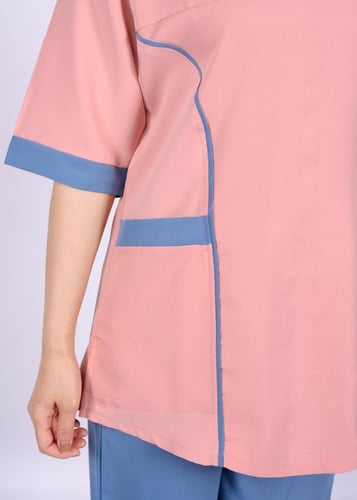 زي عملي يتمتع بتصميم أنيق ومرتب