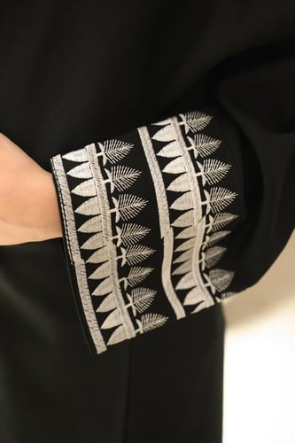 عباية لف كتان بناتي أسود بتطريز أبيض على الأكمام
