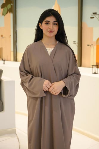 عبايه ساده كريب حرير بلون بني فاتح