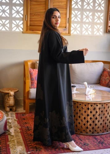 عباية جوري كتان سوداء بتطريز زهور سفلي وأكمام بفتح...