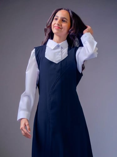 طقم مريول ثانوي كحلي مخطط بقجيب وربطة خلفية مع قمي...