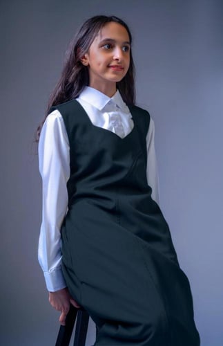 مريول مدرسي زيتي مخطط مع قميص أبيض