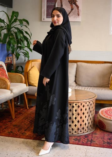 عباية كتان ملكي بنقوش الزهور الهندسية مع طرحه