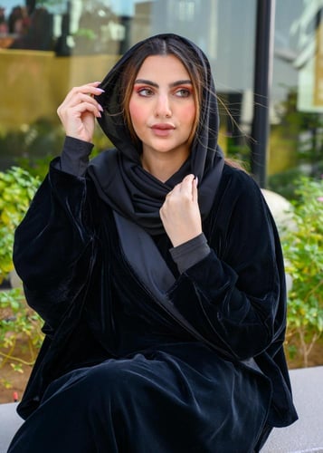 عباية مخمل أسود كلاسيكي بشت شتوي مع طرحة