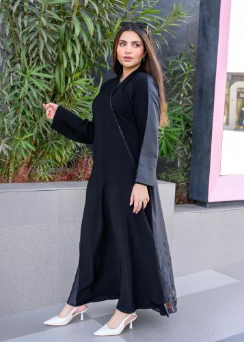 عباية سوداء مع كريپ مغسول رمادية مطبوعة