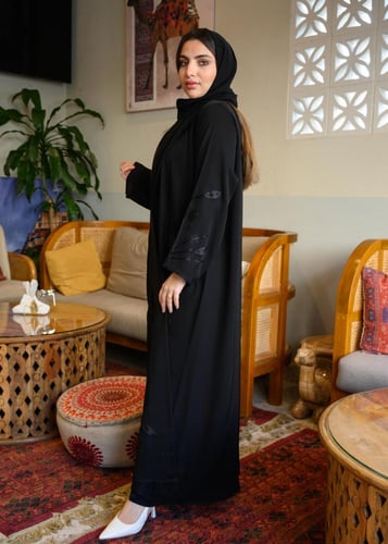 عباية سوداء كلاسيك بتطريز حرير وساتان مع طرحة