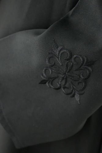 عباية كتان بناتي لف أسود بتطريز ورد اسود على الأكم...