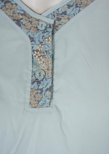 طقم يونيفروم مكون من قميص بأطراف مشجرة وبنطلون مشج...