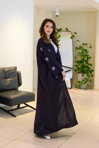 عبايه بنفسجي بتطريز أنيق على الاكمام