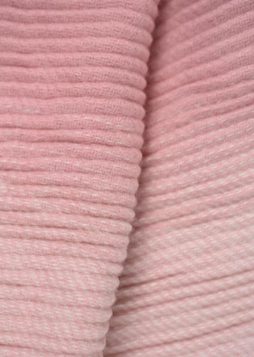 سكارف شتوي نسائي بلون وردي هادي