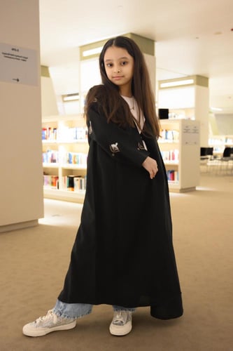 عباية لف بناتي كتان أسود بتطريز على الأكمام
