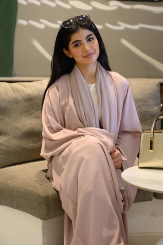 عبايه كريب حرير ناعمه بلون وردي هادئ مع طرحه