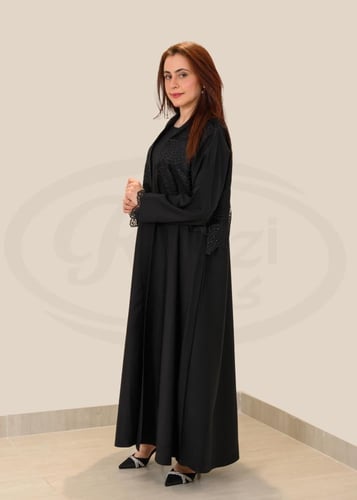 عباءة "كريب إنترنت" سوداء بتفاصيل الدانتيل الفاخر...