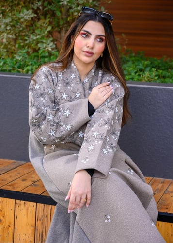 عباية دفء الشتاء جوخ بطباعة زهور أنيقة