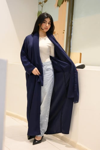 عبايه كريب ساده يومية باللون الكحلي مع طرحه