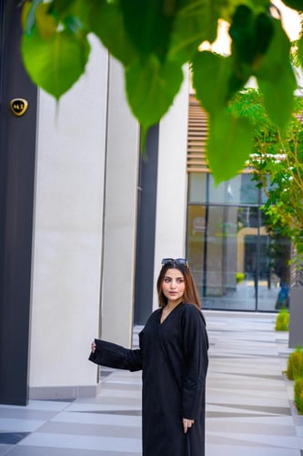 عباية شمواه أسود بتطريز خرز يدوي على الكم أسود