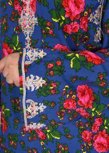 جلابية روز ناعمة بنقشة الزهور وتطريز صدر أنيق