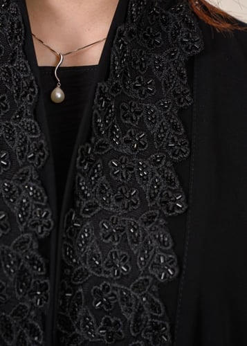 عباءة "كريب انترنت" سوداء بتطريز شك طولي فاخر مع ط...