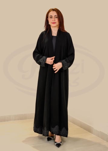 عباءة "كريب إنترنت" سوداء بتفاصيل الدانتيل الفاخر...