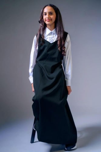 مريول مدرسي زيتي مخطط مع قميص أبيض