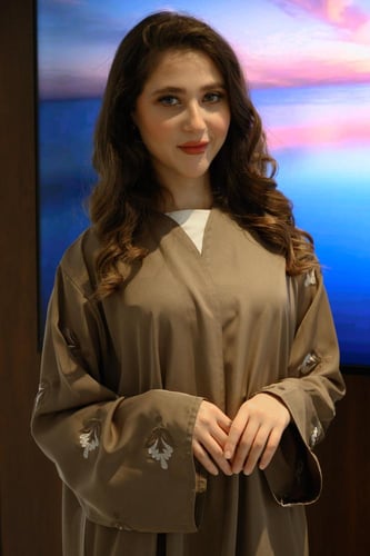 عبايه بني ترابي بتطريز أنيق على الاكمام