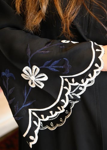 عباية توليب سوداء من قماش إنترنت الفاخر بتطريز زهو...