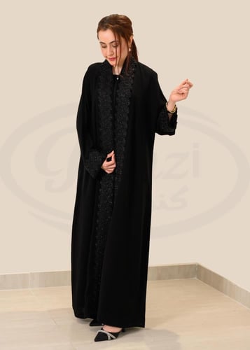 عباءة "كريب انترنت" سوداء بتطريز شك طولي فاخر مع ط...