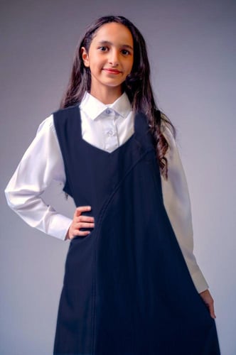 طقم مريول ثانوي كحلي مخطط بقجيب وربطة خلفية مع قمي...