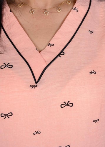 زي عاملات منزلية بياقة v