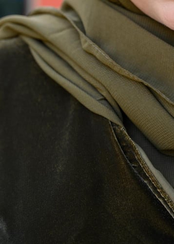 عباية مخمل كلوش باللون الزيتي الداكن الفاخرمع طرحة...