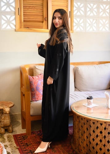 عباية سوداء كلاسيك بتطريز حرير وساتان مع طرحة