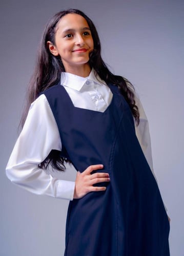 طقم مريول ثانوي كحلي مخطط بقجيب وربطة خلفية مع قمي...