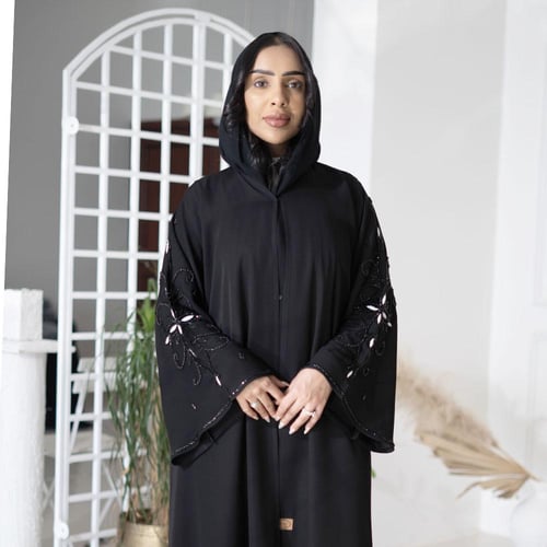 عباية سوداء انترنت كلوش مطرزه على الأكمام بلون ابي...