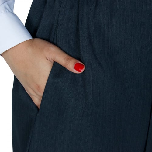 مريول مدرسي متوسط زيتي مع قميص أبيض