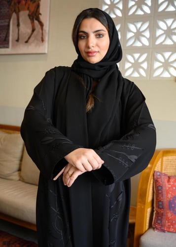 عباية سوداء كلاسيك بتطريز حرير وساتان مع طرحة