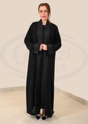 عباءة "كريب انترنت" سوداء بتطريز شك طولي فاخر مع ط...