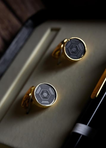 بكج ساعة رجالي مميز بلون أسود وذهبي