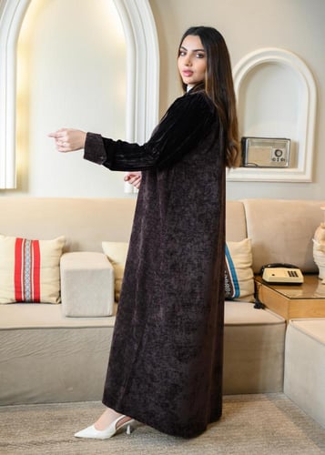 عباية بليزر مخمل بني غامق بأكمام مطوية